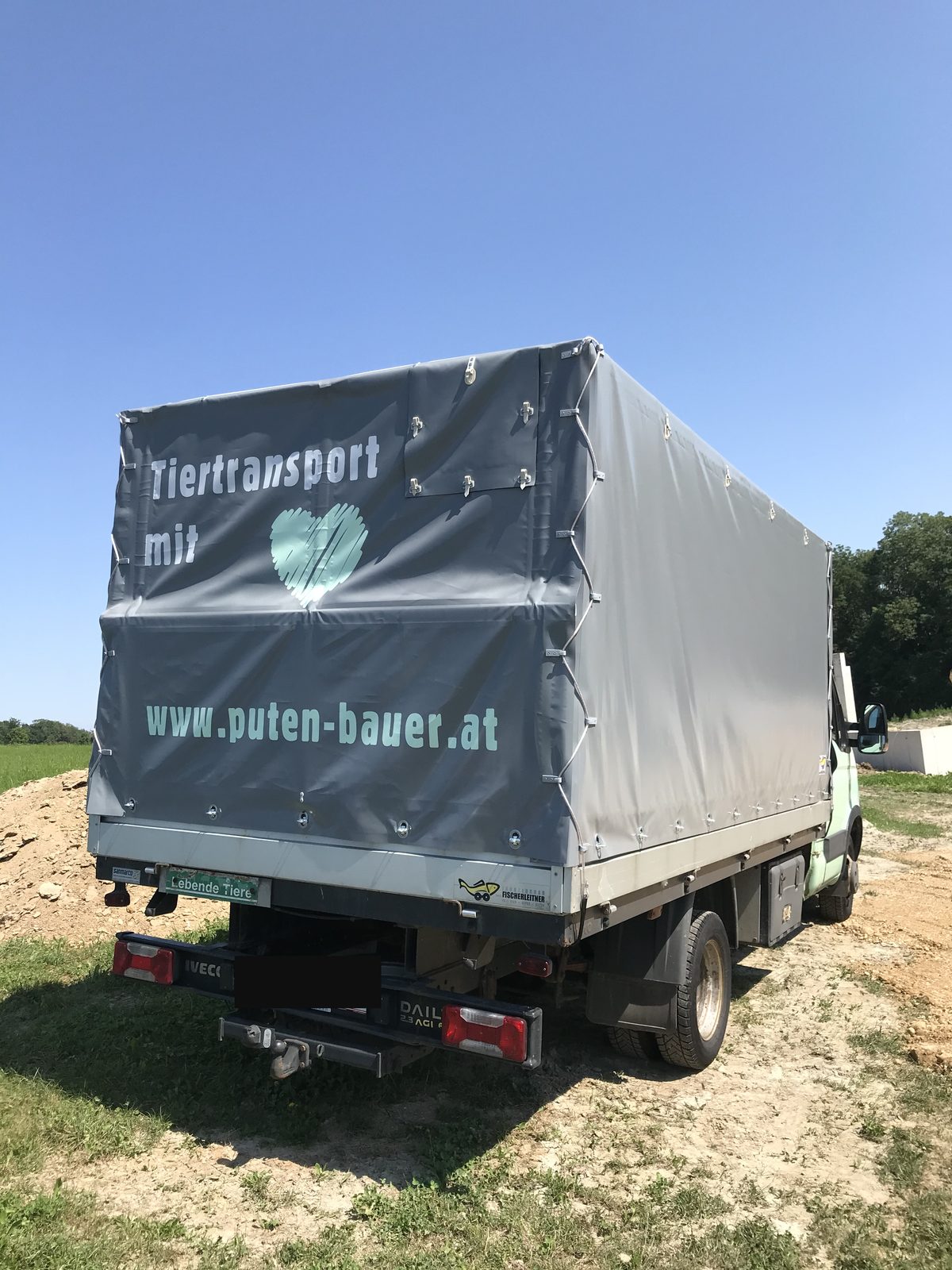 Lieferwagen mit Tiertransport-Aufbau
